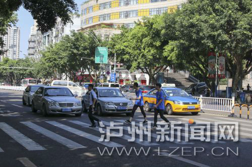 四川警察學院前的斑馬線沒有紅綠燈，但過往車輛見到有行人過斑馬線都會禮讓行人